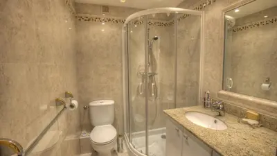 a bathroom with a shower and a toilet and a sink at Studio 3 étoiles Vue mer 150m Plages Parking Clim WIFI in Cannes