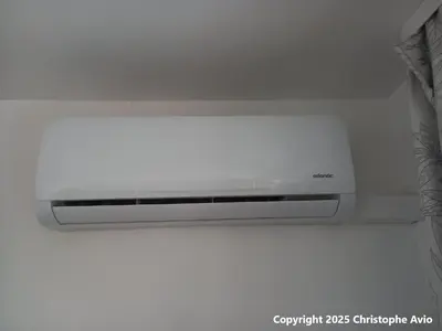 a white object in the ceiling of a room at Cannes superbe appt 3 pces Wi-Fi Clim Piscine Vue sur les îles et les Paquebots in Cannes
