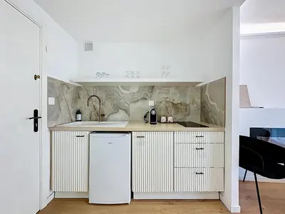 a bathroom with a white toilet and a sink at StudioLuxCannes - Suite premium avec baignoire à Cannes, plage à 2 min et Palais des Festivals in Cannes
