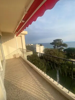 a balcony with a view of the ocean at Primavera in Cannes