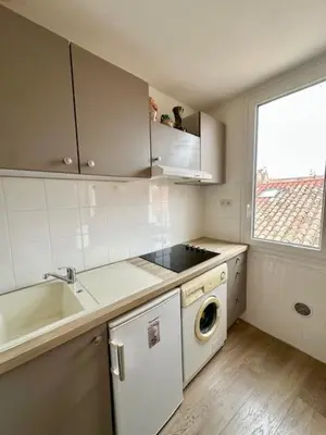 a kitchen with a sink and a washing machine at Appartement Rue de la Rampe in Cannes