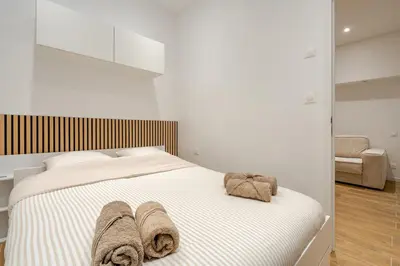 a bedroom with a bed with towels on it at Élégant 2P Rue Meynadier Proche du Palais et des plages in Cannes