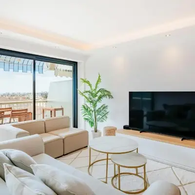 COZYSTAY 1700 -Luxury 3-Bedroom Apartment with Terrace & Sea View in Cannes