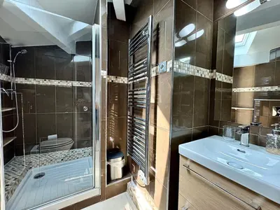a bathroom with a tub and a sink and a shower at Appart 3 chambres, Cannes centre & plages in Cannes