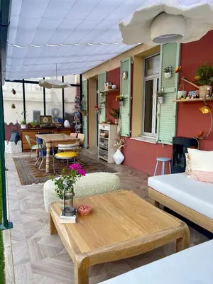 a living room with a couch and a table at Terrasse des artistes - Appartement 2 pièces avec pergola in Cannes