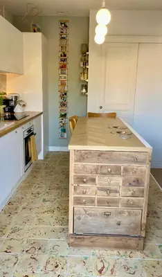 a kitchen with a wooden island in the middle at Terrasse des artistes - Appartement 2 pièces avec pergola in Cannes