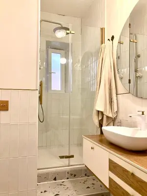 a bathroom with a sink and a shower at Terrasse des artistes - Appartement 2 pièces avec pergola in Cannes