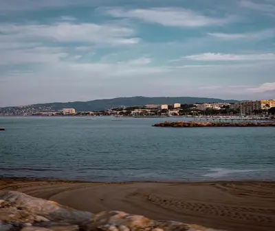 a large body of water with buildings in the background at Magnifique 2 pièces au Suquet in Cannes