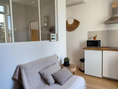 a living room with a couch and a microwave at Pearl Studio by Halldis in Cannes