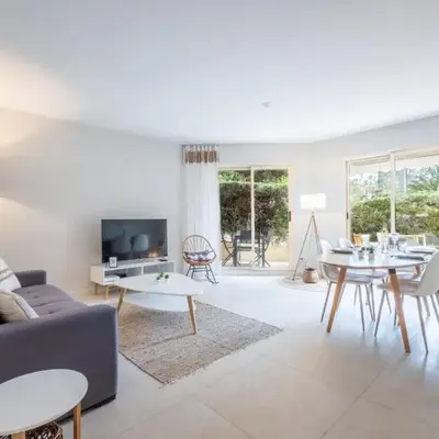 3P Garden-Level Apartment in a Residence with Pool Close to the Center