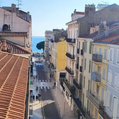 Vue mer 50 m plage et Croisette Cannes centre