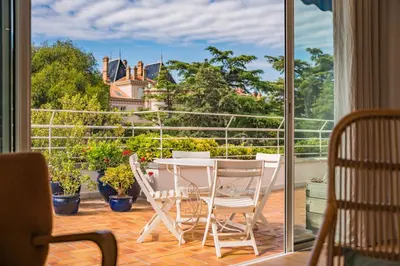 a table and chairs on a balcony with a view at 2 pièces proche centre Cannes - Vue mer panoramique - Toit terrasse in Cannes