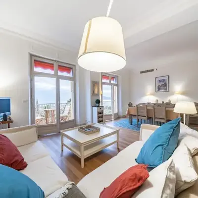 COZYSTAY Elegant Two-Bedroom Apartment in the 
