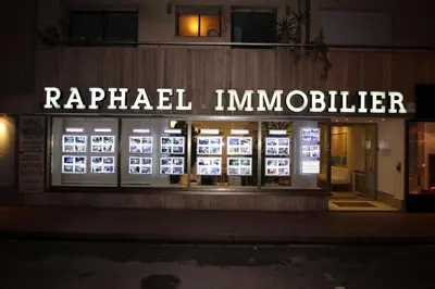 a building with a sign that reads applied immobilizer at Luxueux appartements idéalement situés en plein centre ville de Cannes in Cannes