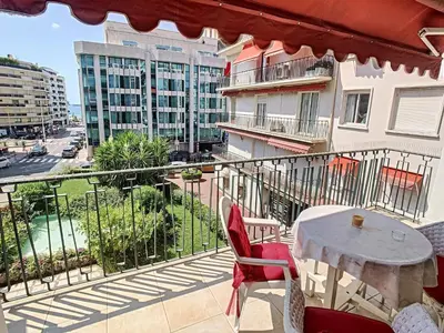 a patio with a table and chairs on a balcony at Appartements Cannes Centre : Rond Point Duboys d'Angers in Cannes