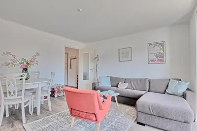 a living room with a couch and a table at Appartement Vallombrosa proche Plages et Palais in Cannes