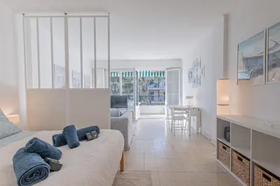 a room with a bed and a kitchen with a table at Le Bleu Ciel - Studio Croisette idéal congrès in Cannes