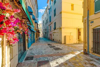 an alley in the city of tropez at Coeur de ville - Charmant appartement rénové - FS in Cannes