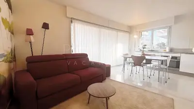 a living room with a couch and a table at Pointe Croisette, 2 chambres - Exclusivité Congrès - Palmazur Vacances in Cannes