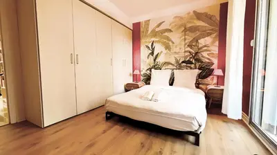 a bedroom with a bed and a painting on the wall at Pointe Croisette, 2 chambres - Exclusivité Congrès - Palmazur Vacances in Cannes