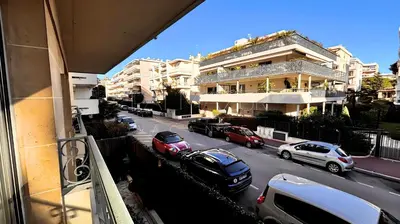 a view of a street with parked cars and buildings at Pointe Croisette, 2 chambres - Exclusivité Congrès - Palmazur Vacances in Cannes