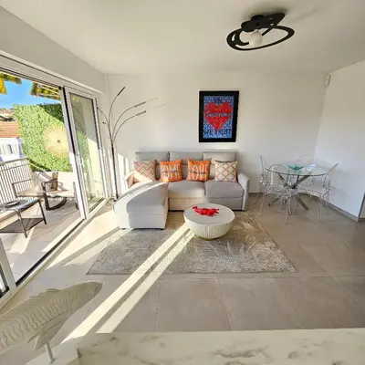 a living room with a couch and a table at 3 pièces lumineux à Cannes in Cannes