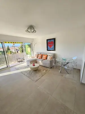 a living room with a couch and a table at 3 pièces lumineux à Cannes in Cannes