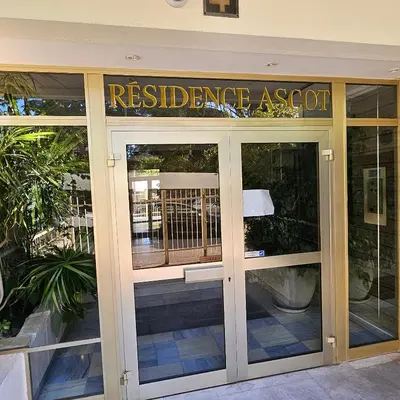 a restaurant entrance with a sign on the door at 3 pièces lumineux à Cannes in Cannes
