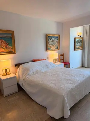 a bedroom with a large bed and two lamps at BELLE PLAGE, deux chambres proche mer in Cannes