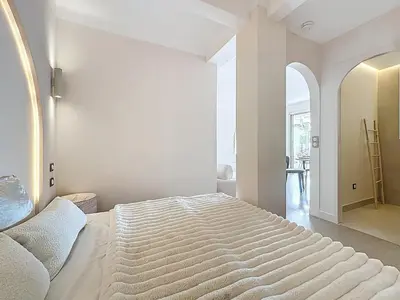 a bedroom with a large white bed in a room at 38 m2 - Suite de luxe, terrasse vue mer, Croisette in Cannes