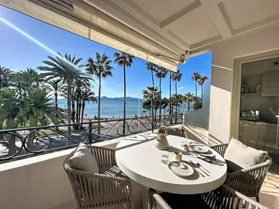 a table and chairs on a balcony with a view of the ocean at 38 m2 - Suite de luxe, terrasse vue mer, Croisette in Cannes