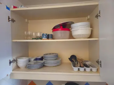 a white microwave sitting on a shelf with a vase at Sea & Sun Verrerie in Cannes