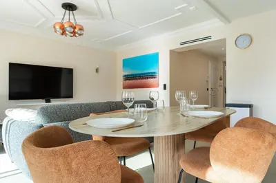 a dining room with a table and chairs at Magnifique appartement dans le carré d'or à Cannes in Cannes