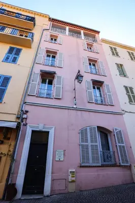 a pink building with windows and a door at SUITE DE LUXE VERVEINE 4P in Cannes