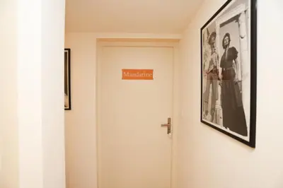 a sign on the door of a room with a waiting sign on it at SUITE DE LUXE MANDARINE 4P in Cannes