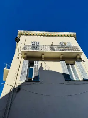 a building with a balcony on top of it at Studio Design Climatisé Cœur de Cannes in Cannes