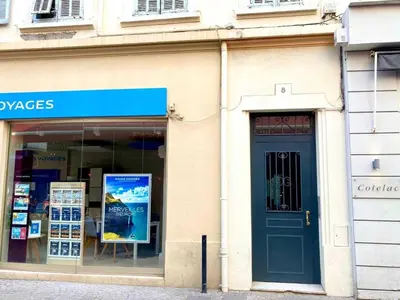 a store front with a blue door on a street at Appartement moderne - 1BR-4P- Cannes in Cannes