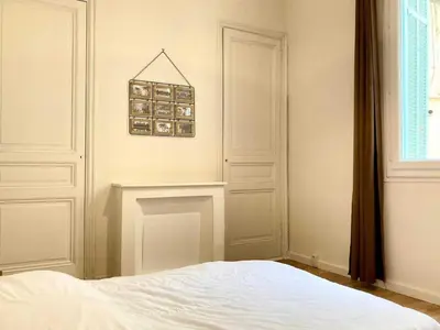 a bedroom with a bed and a picture on the wall at Appartement moderne - 1BR-4P- Cannes in Cannes