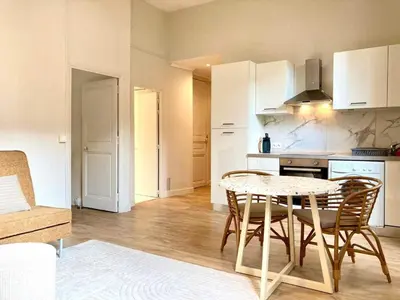 a kitchen and dining room with a table and chairs at Appartement moderne - 1BR-4P- Cannes in Cannes