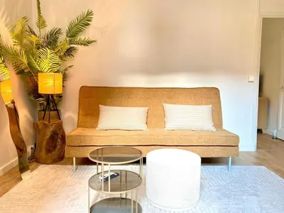 a living room with a couch and a table at Appartement moderne - 1BR-4P- Cannes in Cannes