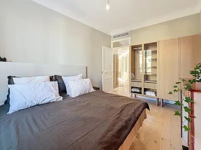 a bedroom with a large bed in a room at 66m2 Cosy appartement avec garage in Cannes