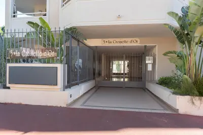 a room with sliding glass doors and a chair at 2P Palm Beach parking, clim et jardin in Cannes