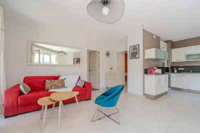 a house with a white couch in the yard at 2P Palm Beach parking, clim et jardin in Cannes