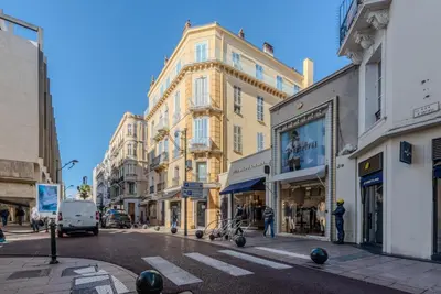 a busy city street with buildings on a sunny day at Rue d Antibes 2ch, 2 SDB, clim, balcon in Cannes