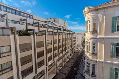 an apartment building with balconies on a city street at Rue d Antibes 2ch, 2 SDB, clim, balcon in Cannes