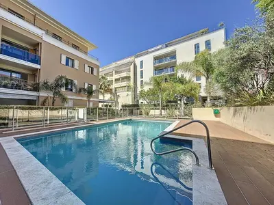 a swimming pool in the middle of a building at Appartement 3 pièces à Cannes avec piscine in Cannes