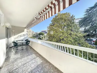 a balcony with a table and chairs on a balcony at Rue d'Antibes Victoria 2 rooms terrace - 2ES in Cannes