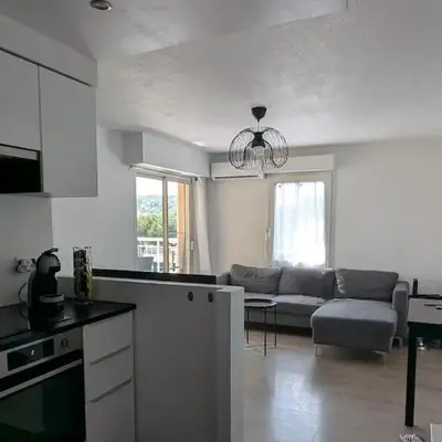 Pleasant bright apartment - lake and pool view