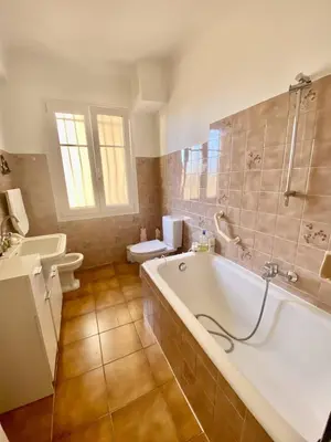 a bathroom with a tub and a sink and a toilet at Cannes proche Croisette - 2 pièces lumineux in Cannes
