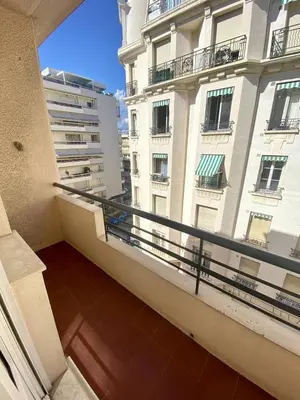 a balcony with a view of a building at Cannes proche Croisette - 2 pièces lumineux in Cannes